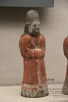 Xianbei women typically wore a long robe under a jacket instead of trousers and boots. Xianbei clothing had zuoren opening (i.e. closed on the left side).